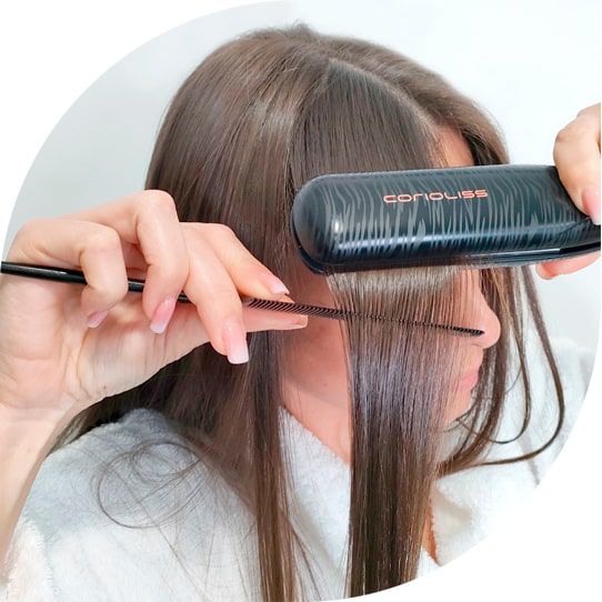 Pasa la plancha en particiones de cabello finas un promedio de 15 a 20 veces según la resistencia de tu pelo.