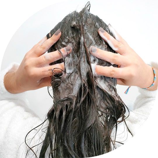 Lava tu pelo de 2 a 3 veces con el champú isotónico de Terra Coco